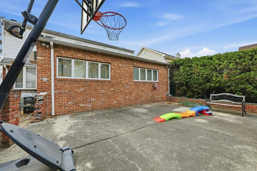 120 Bruce Terrace Mineola NY 11501