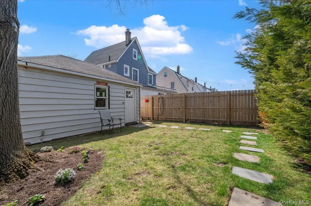 192 Broad Street Williston Park NY 11596