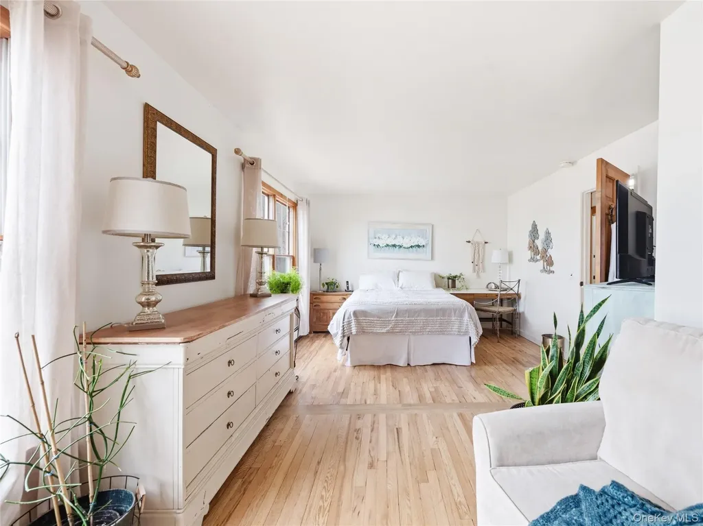 175 Taft Crescent Centerport NY 11721