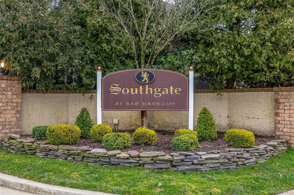 48 Southgate Circle Massapequa Park NY 11762