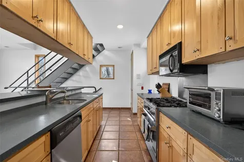 428 Harbor Road Laurel Hollow NY 11724