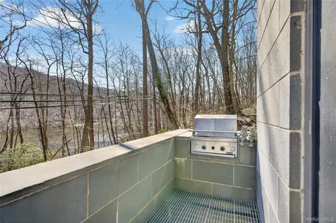 428 Harbor Road Laurel Hollow NY 11724