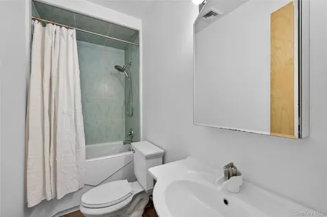428 Harbor Road Laurel Hollow NY 11724