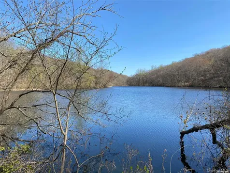 428 Harbor Road Laurel Hollow NY 11724