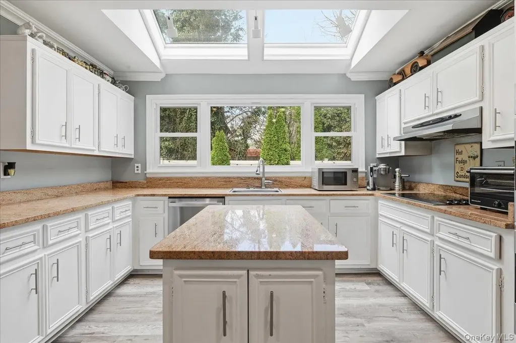 10 Weatherstone Way Smithtown NY 11787