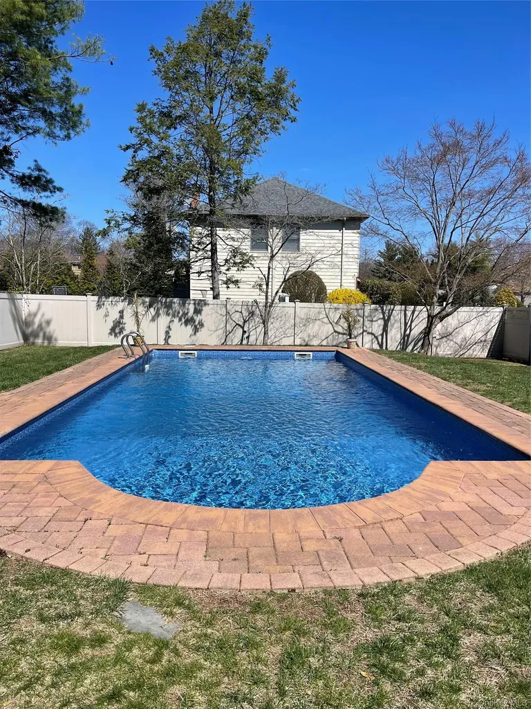 10 Weatherstone Way Smithtown NY 11787