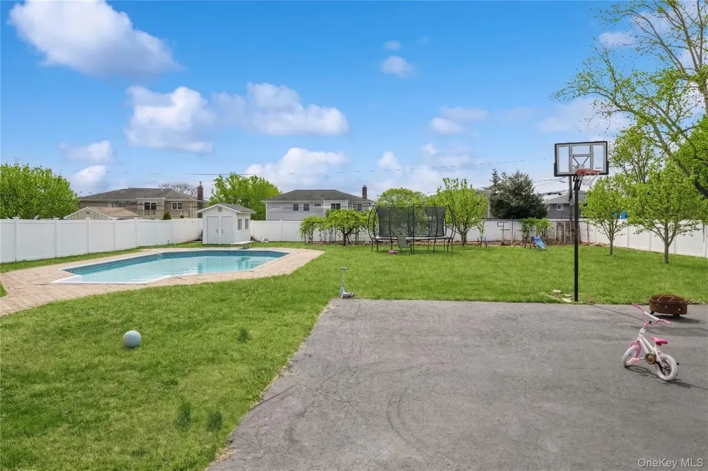 40 Scholar Lane Commack NY 11725