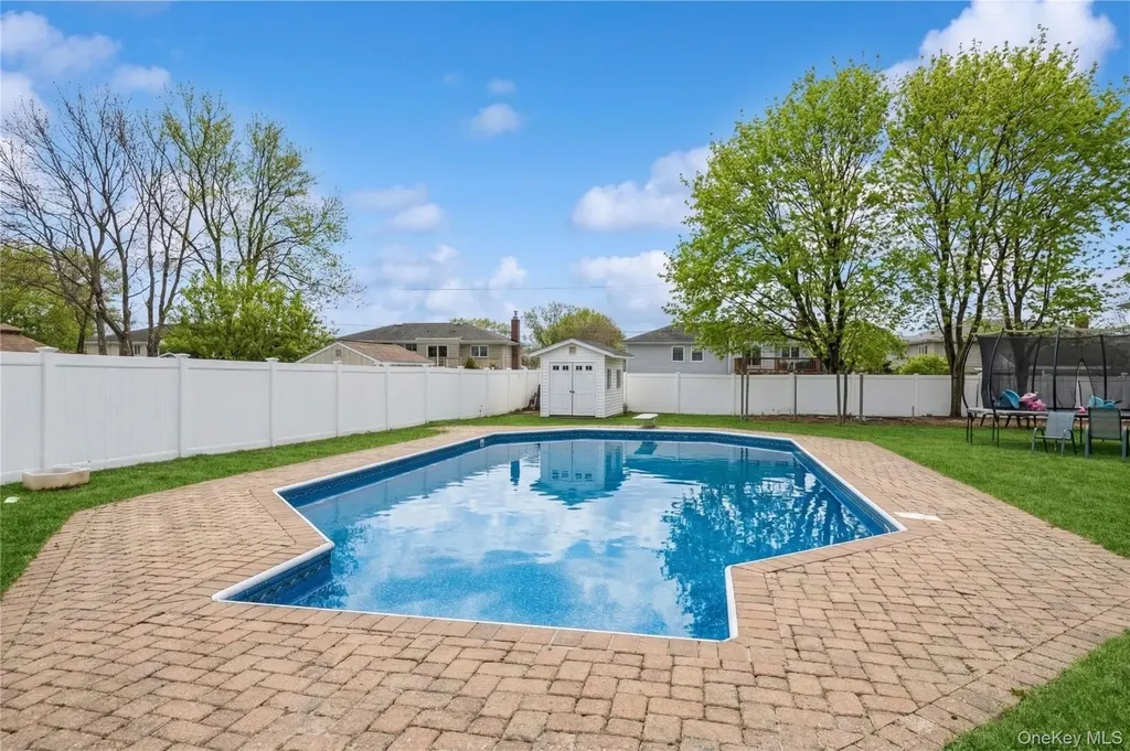 40 Scholar Lane Commack NY 11725