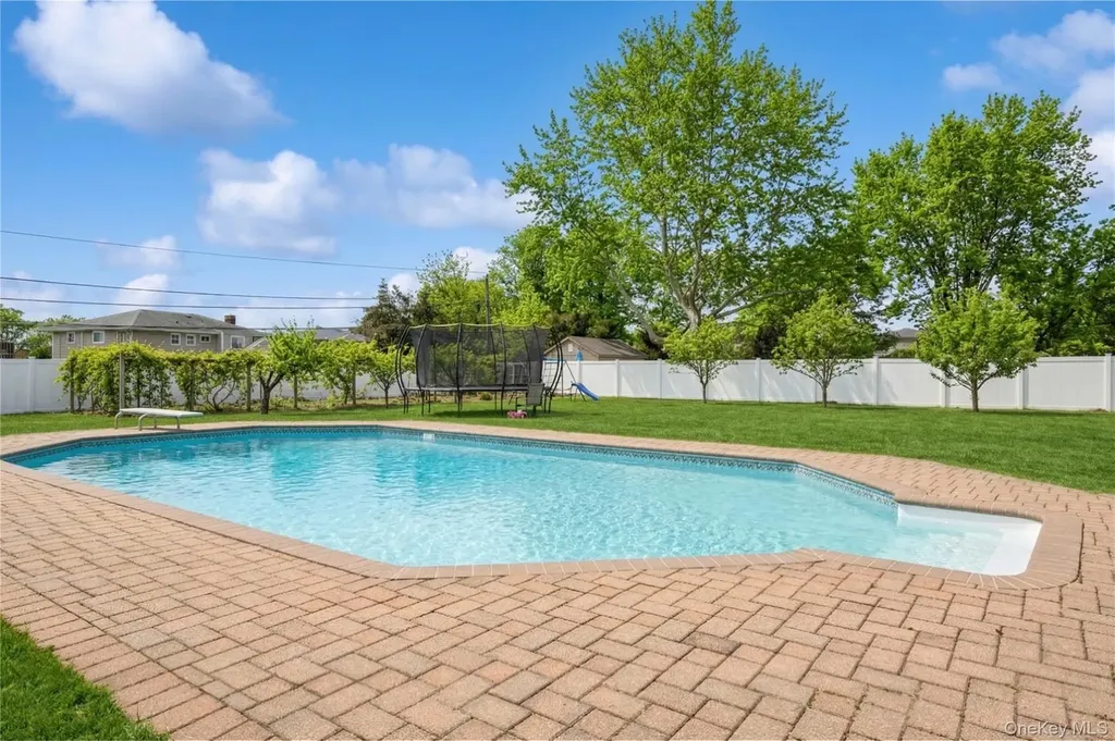 40 Scholar Lane Commack NY 11725