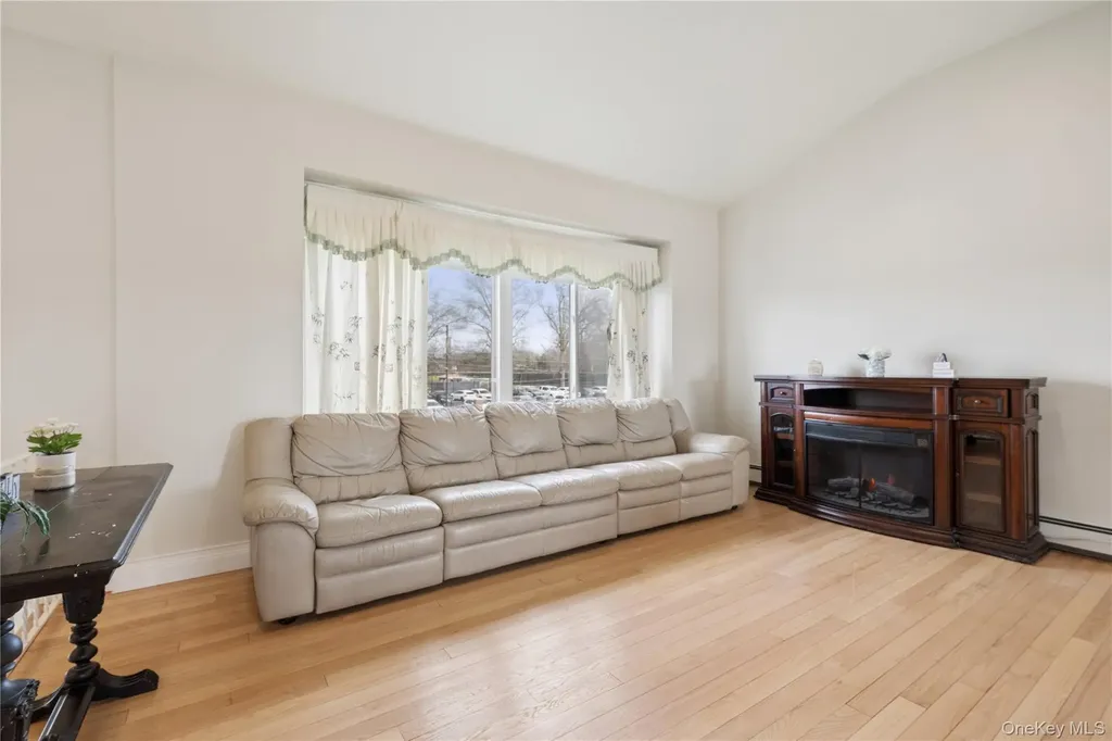 40 Scholar Lane Commack NY 11725