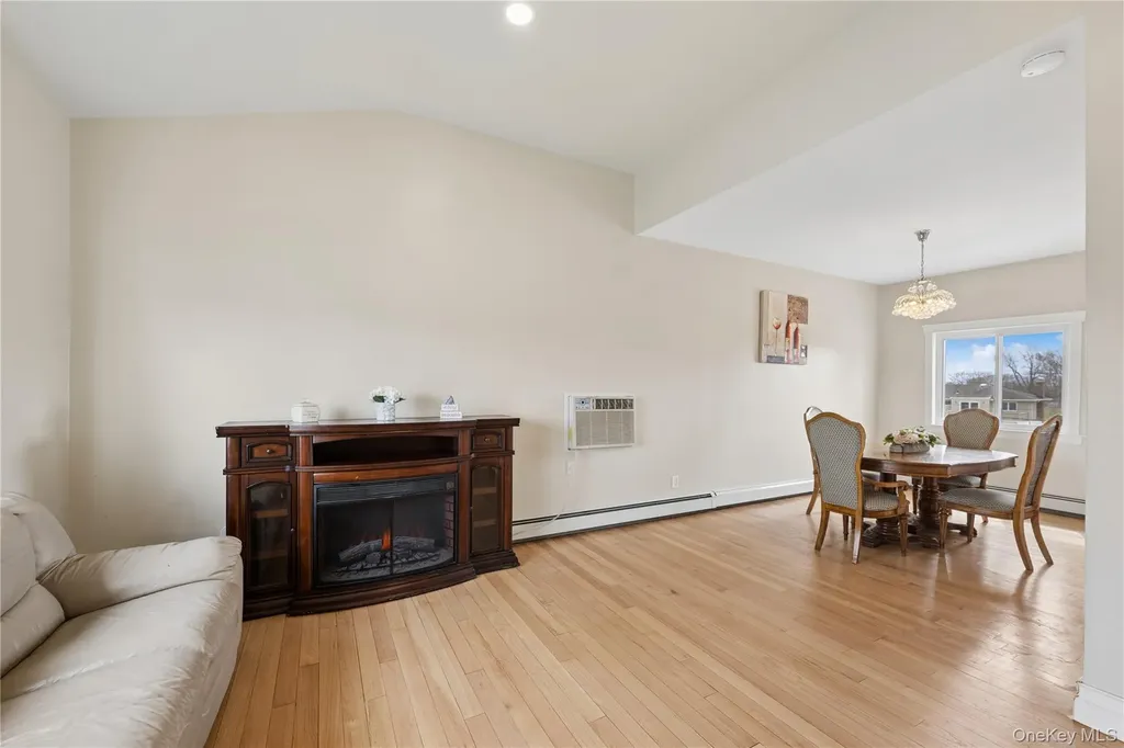 40 Scholar Lane Commack NY 11725