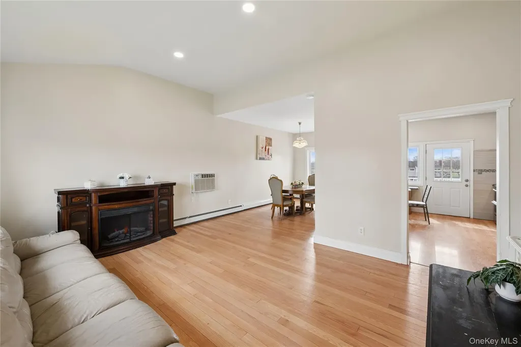 40 Scholar Lane Commack NY 11725