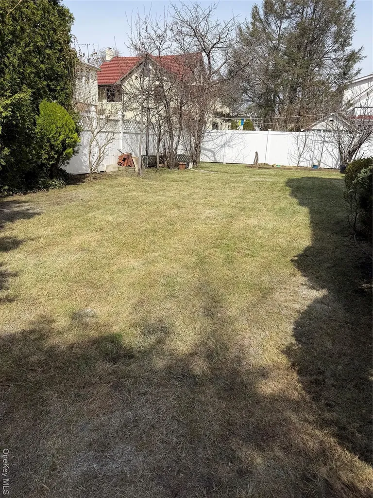 16015 13th Avenue Whitestone NY 11357
