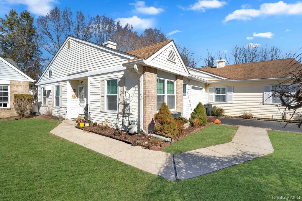 11 Chipmunk Trail Coram NY 11727
