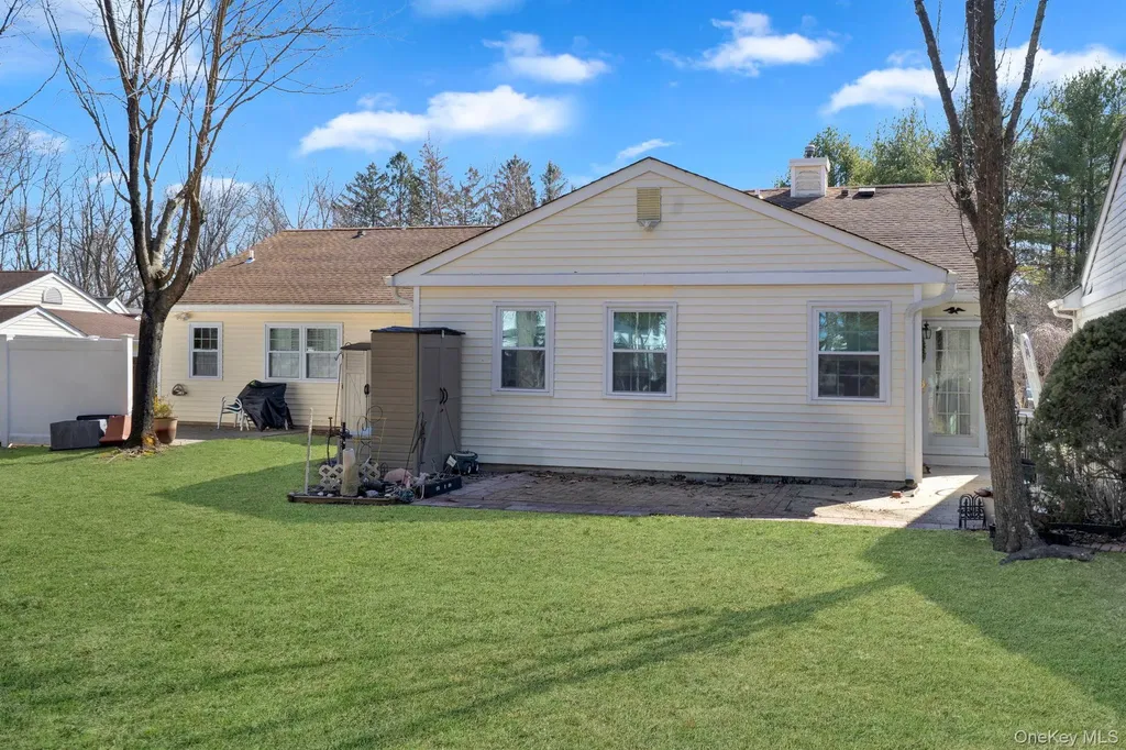11 Chipmunk Trail Coram NY 11727