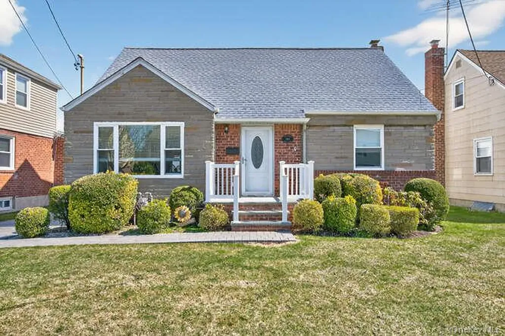 344 White Road Mineola NY 11501