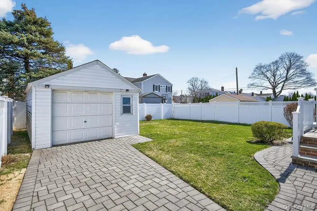 344 White Road Mineola NY 11501