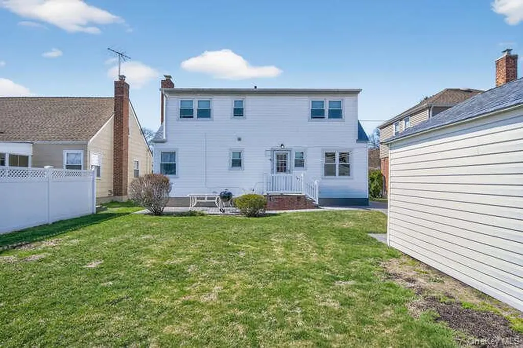 344 White Road Mineola NY 11501