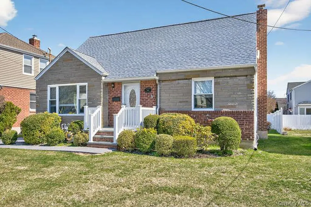 344 White Road Mineola NY 11501