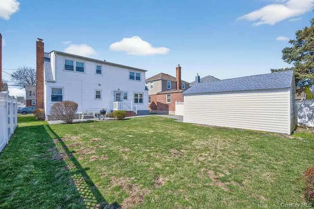 344 White Road Mineola NY 11501