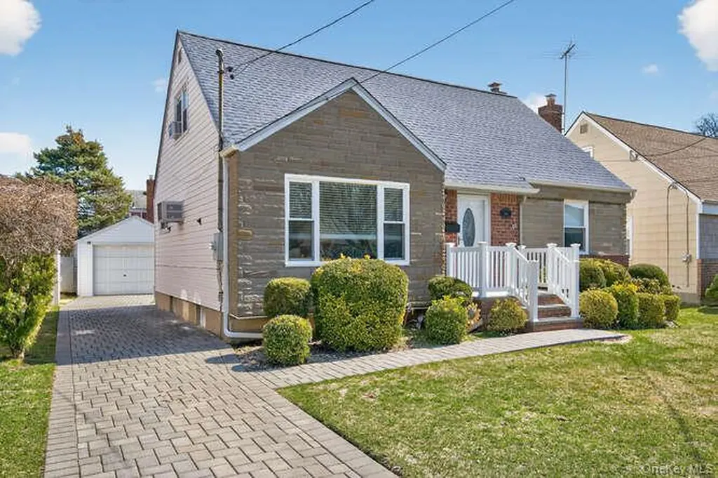 344 White Road Mineola NY 11501