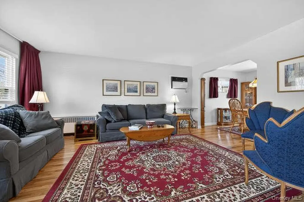 344 White Road Mineola NY 11501
