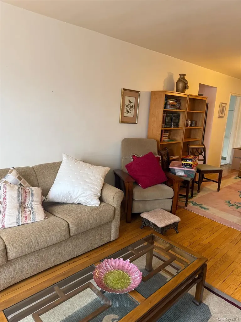 87-10 204 Hollis NY 11427