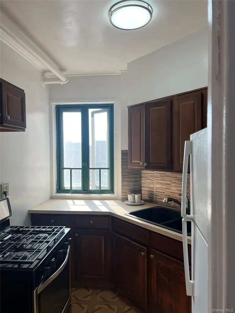 1604 Metropolitan Avenue Bronx NY 10462