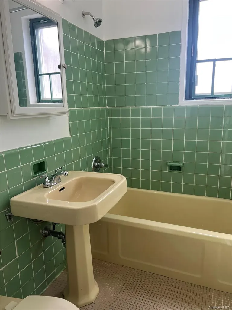 1604 Metropolitan Avenue Bronx NY 10462
