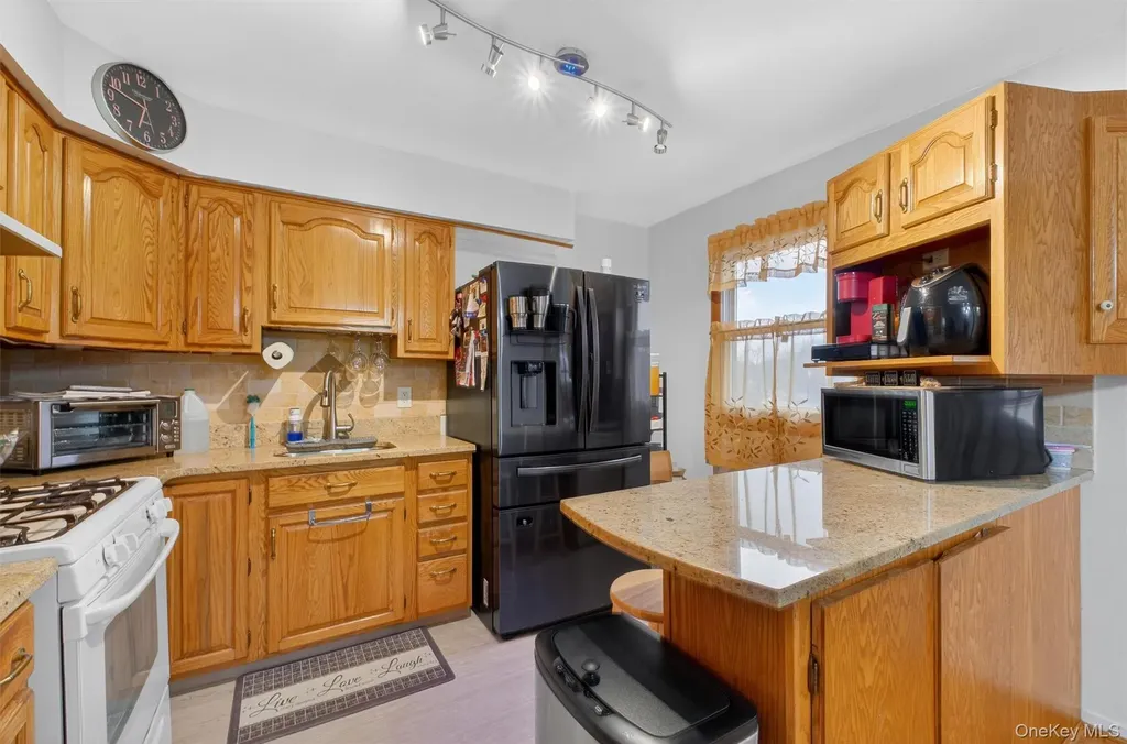 18 Cardinal Drive Poughkeepsie NY 12601