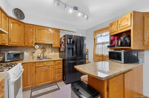 18 Cardinal Drive Poughkeepsie NY 12601
