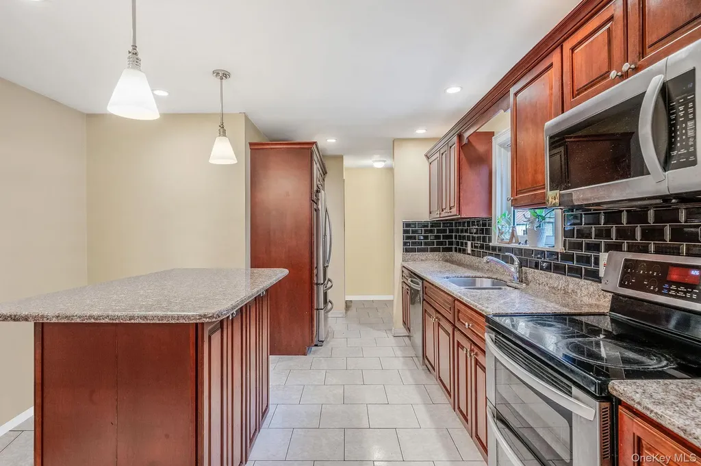 15 Carr Lane Medford NY 11763