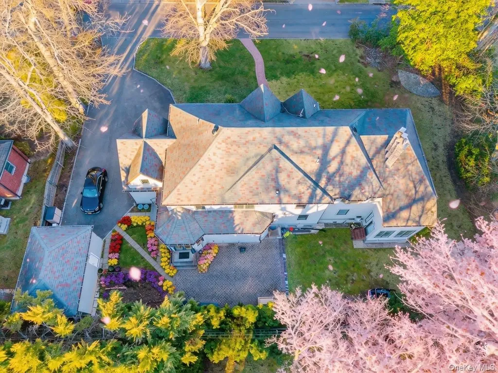 18 Robin Way Great Neck NY 11021