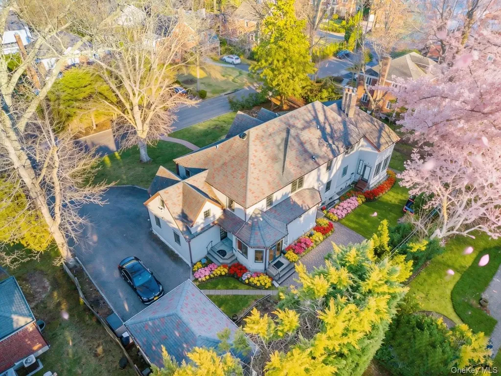 18 Robin Way Great Neck NY 11021