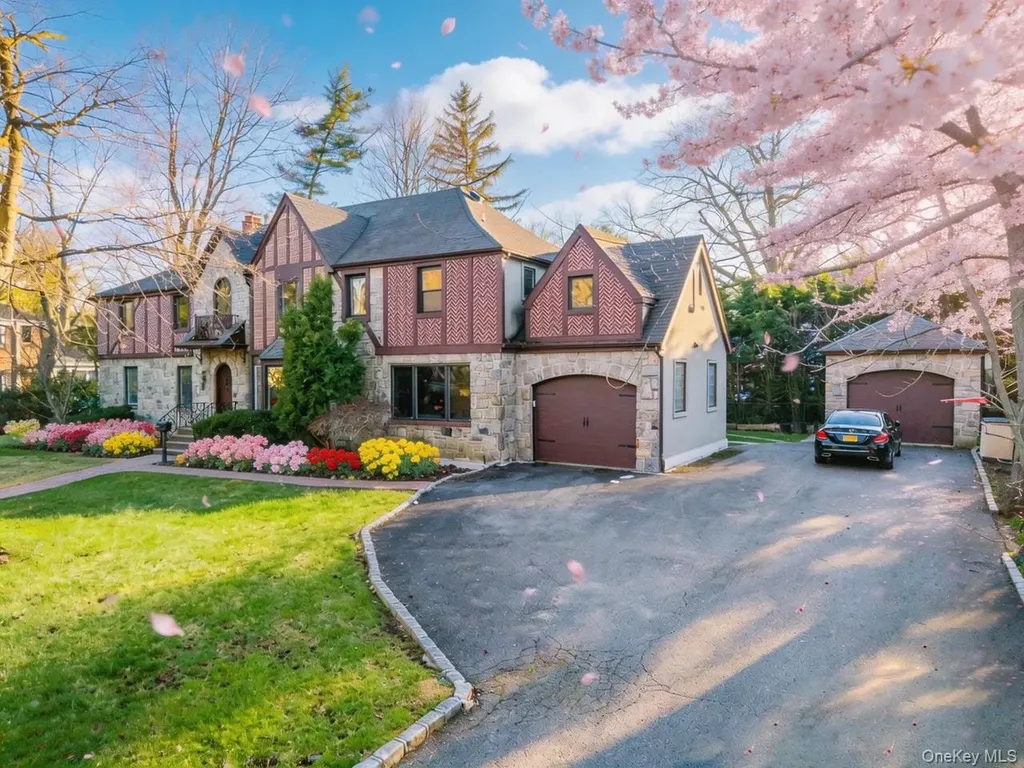 18 Robin Way Great Neck NY 11021