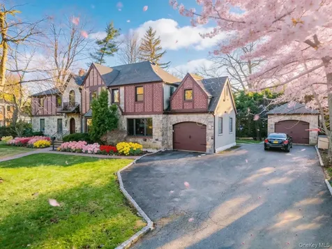 18 Robin Way Great Neck NY 11021