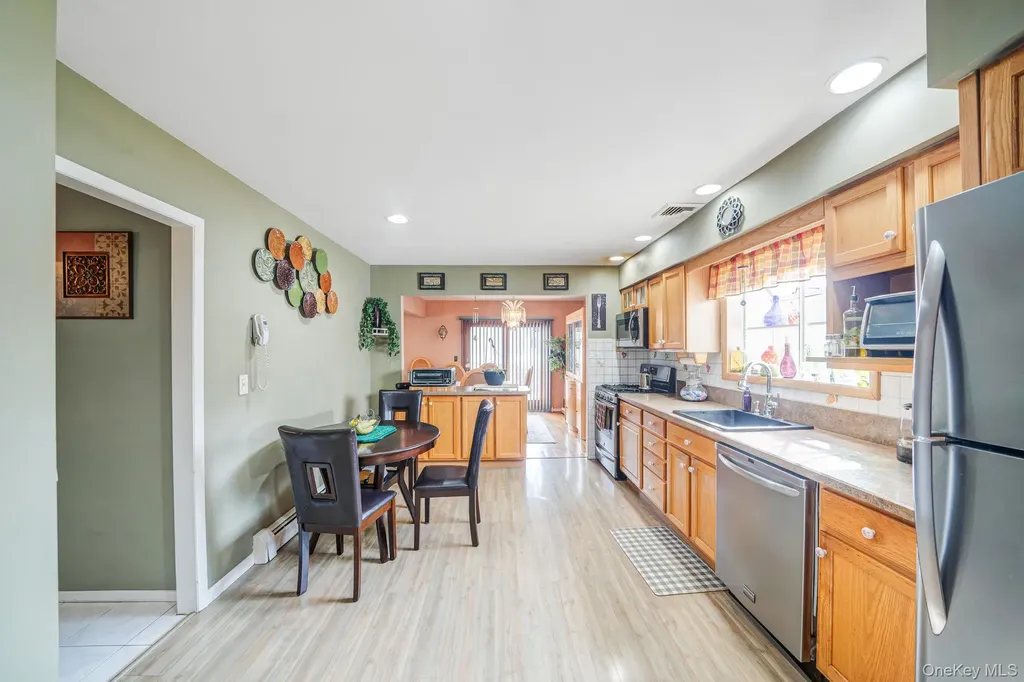 12 Hughes Lane North Babylon NY 11703