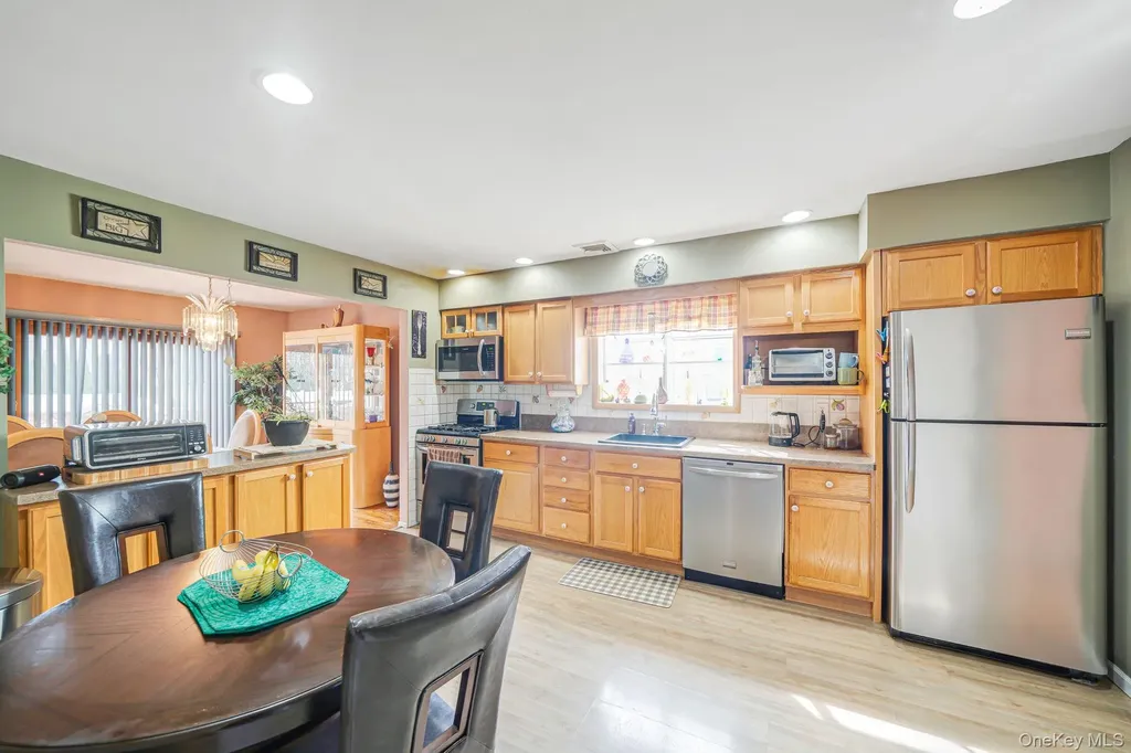 12 Hughes Lane North Babylon NY 11703