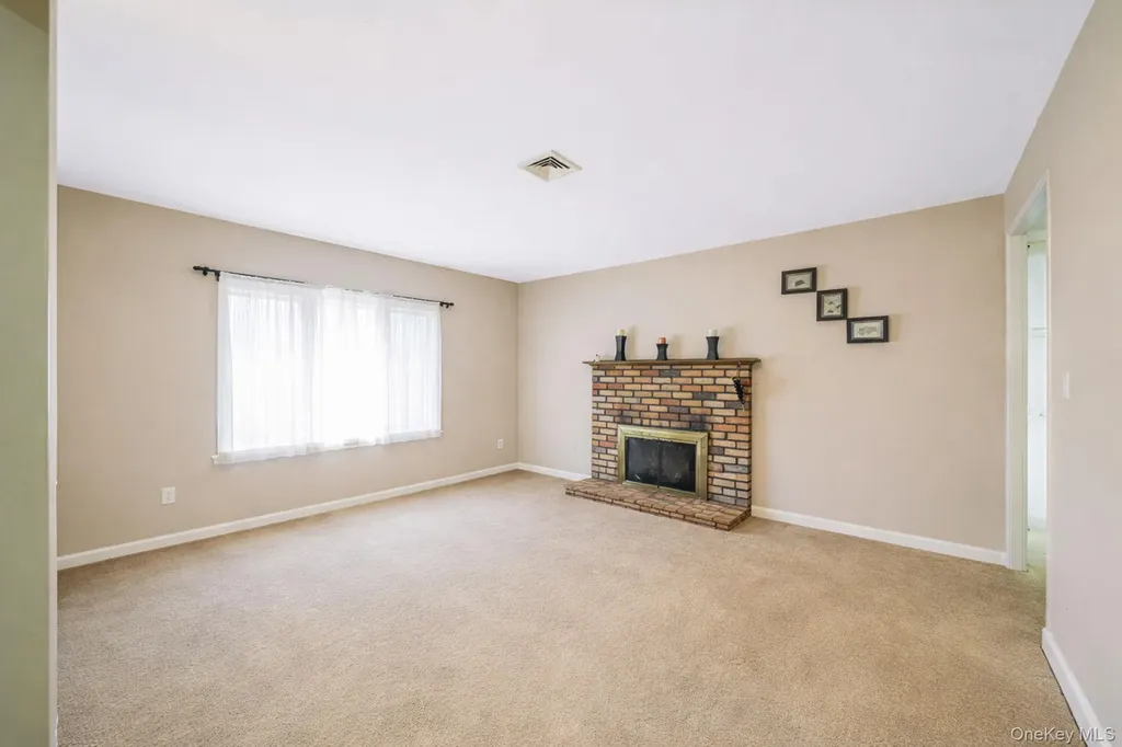 12 Hughes Lane North Babylon NY 11703