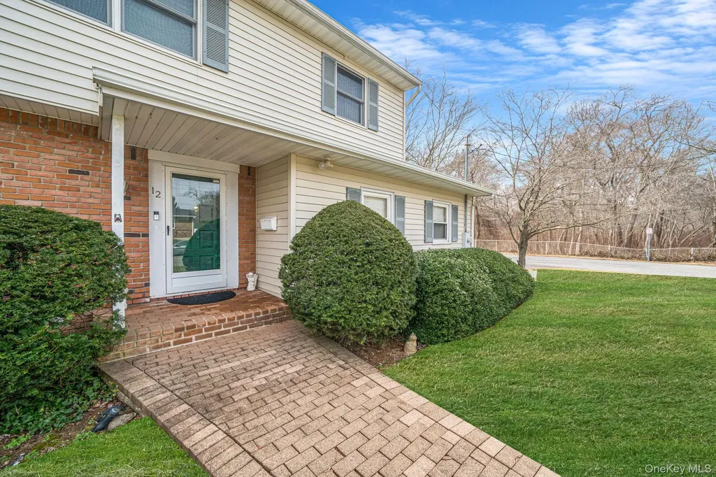 12 Hughes Lane North Babylon NY 11703