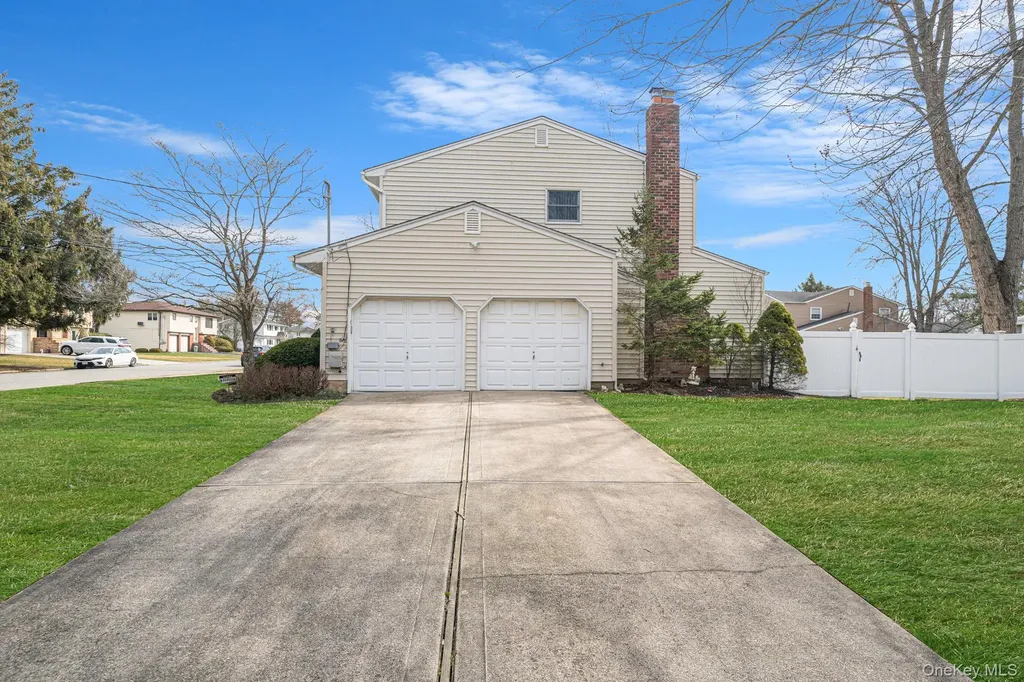 12 Hughes Lane North Babylon NY 11703
