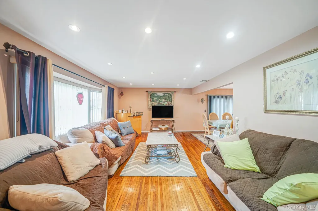 12 Hughes Lane North Babylon NY 11703