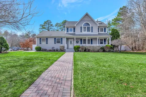 10 Tall Oaks Court Manorville NY 11949