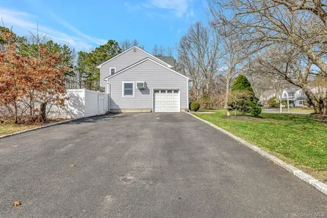 10 Tall Oaks Court Manorville NY 11949