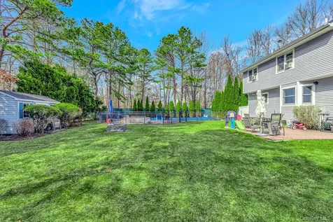 10 Tall Oaks Court Manorville NY 11949