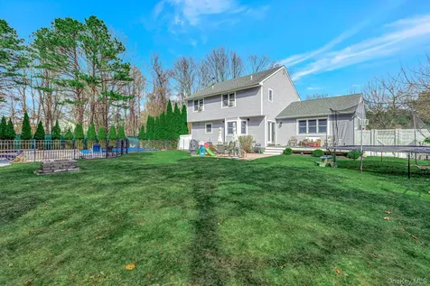 10 Tall Oaks Court Manorville NY 11949