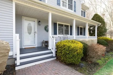 10 Tall Oaks Court Manorville NY 11949