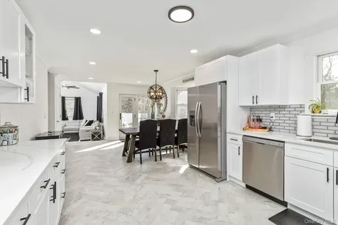 10 Tall Oaks Court Manorville NY 11949