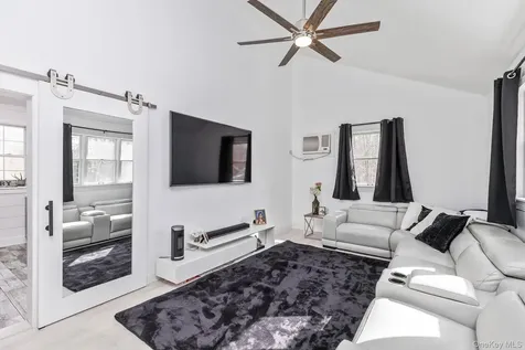 10 Tall Oaks Court Manorville NY 11949