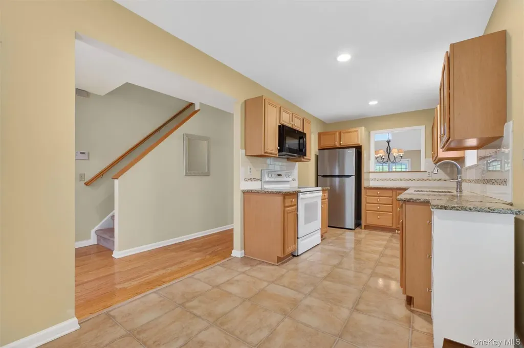 27 Tall Tree Lane Poughkeepsie NY 12601
